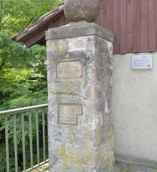 Der Hochwasser-Gedenkstein | © Foto von Marcel Hasübert