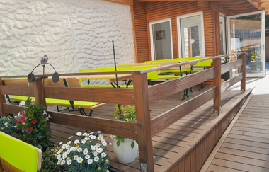 Überdachter Außenbereich der Besenwirtschaft mit Tischen und Bänken | © Touristikgemeinschaft Hohenlohe e.V. | Roland Dietz