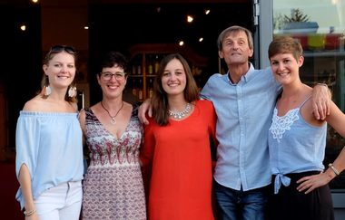 Inhaber der Destille Metzger vor dem Geschäft