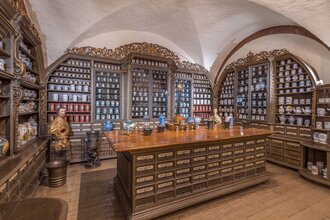 Deutsches Apotheken Museum, Blick in einen Ausstellungsraum mit Holzschränken | © Heidelberg Marketing GmbH/Tobias Schwerdt