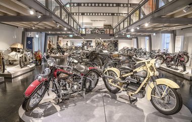 Blick auf Vierzylinger-Motorradpodest | © Deutsches Zweirad- und NSU-Museum