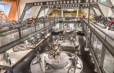 Blick von oben in die Sammlung des DEMOMU | © Deutsches Motorradmuseum Neckarsulm