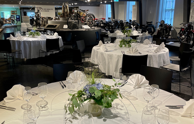 Blick auf gedeckte Tische einer Firmenfeier im Deutschen Motorradmuseum | © Deutsches Motorradmuseum Neckarsulm