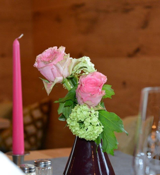 Eine Tischdekoration mit Rosen, Kerze und Gläsern | © Touristikgemeinschaft Hohenlohe e. V. | Die Krone am Fluss Landhotel