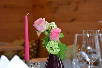 Eine Tischdekoration mit Rosen, Kerze und Gläsern | © Touristikgemeinschaft Hohenlohe e. V. | Die Krone am Fluss Landhotel