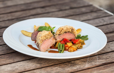 Gericht mit Fleisch und Beilagen auf einem Teller | © Touristikgemeinschaft Hohenlohe e. V. | Die Krone am Fluss-Landhotel