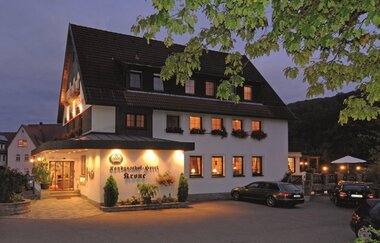Das Hotel mit Restaurant von außen bei Nacht beleuchtet | © Touristikgemeinschaft Hohenlohe e. V. | Die Krone am Fluss Landhotel