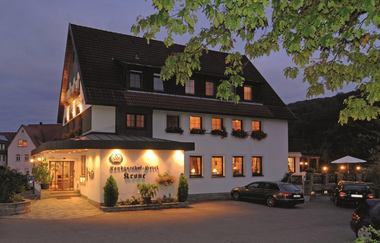 Das Hotel mit Restaurant von außen bei Nacht beleuchtet | © Touristikgemeinschaft Hohenlohe e. V. | Die Krone am Fluss Landhotel