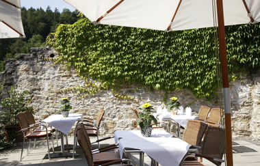 Die Terrasse mit Bestuhlung und Sonnenschirmen | © Hohenlohe Künzelsau | Die Krone am Fluss Landhotel