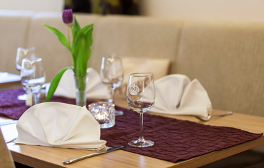 Gedeckter Tisch mit Servietten und Blumendeko | © Hohenlohe Künzelsau e. V. | Thomas Rathay