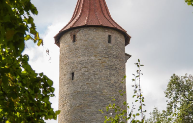 Zu sehen ist ein Turm inmitten von Bäumen | © Stadtverwaltung Crailsheim