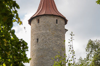 Zu sehen ist ein Turm inmitten von Bäumen | © Stadtverwaltung Crailsheim