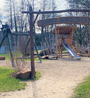 Dino Spielplatz mit Schaukel, Rutsche etc.