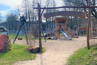Dino Spielplatz mit Schaukel, Rutsche etc.
