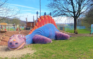 Großer bunter Dino auf dem Dinospielplatz in Mauer