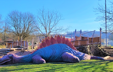 Riesige bunte Dinosaurierfigur