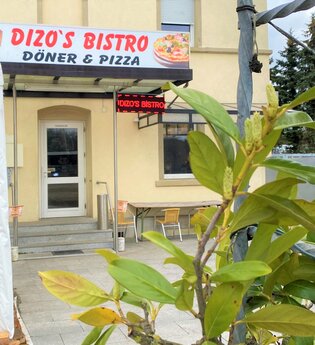 Eingang und Beschilderung des DiZo´s Bistro.
