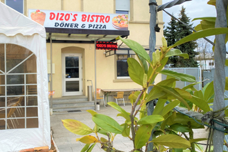Eingang und Beschilderung des DiZo´s Bistro.