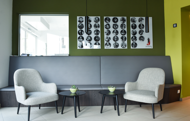 Gemütliche Sitzgelegenheiten im Dorfladen Jagsthausen | © Jagsthausen