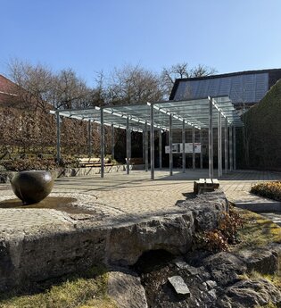 Dorfplatz in Brettheim mit Infotafel und Sitzgelegenheiten | © Hohenlohe + Schwäbisch Hall Tourismus e. V.