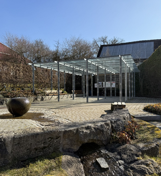 Dorfplatz in Brettheim mit Infotafel und Sitzgelegenheiten | © Hohenlohe + Schwäbisch Hall Tourismus e. V.
