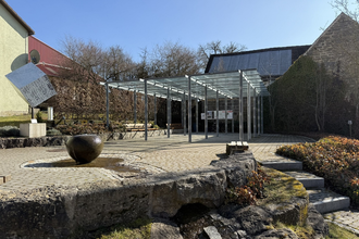 Dorfplatz in Brettheim mit Infotafel und Sitzgelegenheiten | © Hohenlohe + Schwäbisch Hall Tourismus e. V.