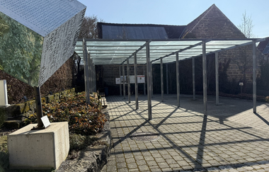 Dorfplatz in Brettheim mit Infotafel und Sitzgelegenheiten_2 | © Hohenlohe + Schwäbisch Hall Tourismus e. V.