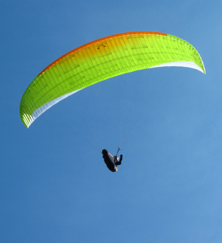 Ein Gleitschirmflieger in der Luft | © Touristikgemeinschaft Hohenlohe e. V. | Drachen- und Gleitschirmflieger Hohenlohe e. V.