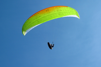 Ein Gleitschirmflieger in der Luft | © Touristikgemeinschaft Hohenlohe e. V. | Drachen- und Gleitschirmflieger Hohenlohe e. V.