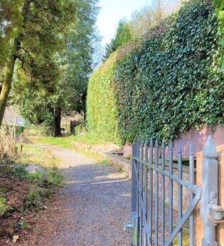 Zugang durch ein kleines Tor zum Duft- und Heilkräutergarten Bammental
