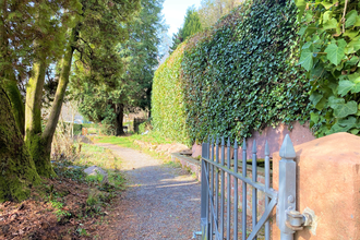 Zugang durch ein kleines Tor zum Duft- und Heilkräutergarten Bammental