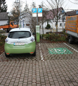 E-Auto und E-Bike Ladestation Autohaus beim Fachwerkhaus Zeutern