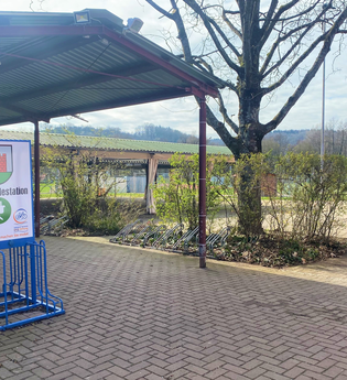 E-Bike Ladestation am Hallenbad in Mauer