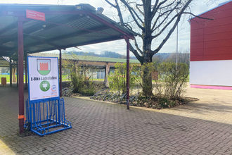 E-Bike Ladestation am Hallenbad in Mauer