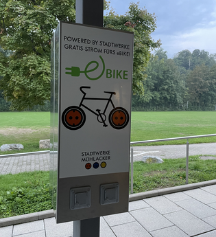 E-Bike-Ladestation am Hallenbad Mühlacker | © Stadt Mühlacker