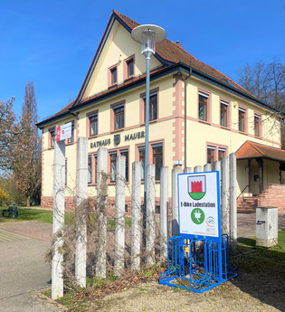 E-Bike Ladestation am Rathaus in Mauer mit dem Rathaus selbst im Hintergrund