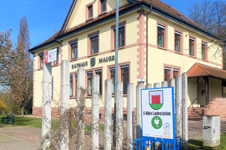 E-Bike Ladestation am Rathaus in Mauer mit dem Rathaus selbst im Hintergrund
