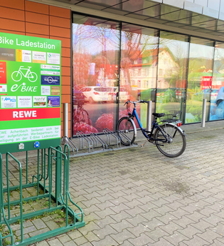 E-Bike Ladestation vor dem Rewe in Bammental.