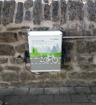E-Bike Ladestation am Schloss-Café Kraichtal-Gochsheim | © Land der 1000 Hügel - Kraichgau-Stromberg