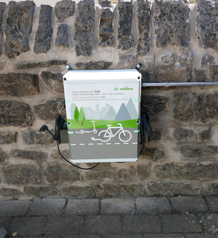 E-Bike Ladestation am Schloss-Café Kraichtal-Gochsheim | © Land der 1000 Hügel - Kraichgau-Stromberg