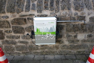 E-Bike Ladestation am Schloss-Café Kraichtal-Gochsheim | © Land der 1000 Hügel - Kraichgau-Stromberg