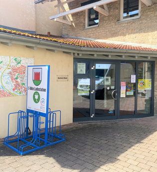 E Bike Ladestation an der Gemeindebücherei in Mauer