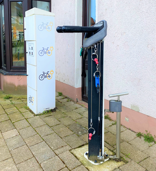 E-Bike Ladestation neben der Radservicestation