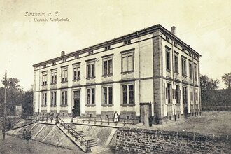 Altes Schwarzweiß Foto der ehem. Oberrealschule mit Treppenaufgang | © Stadt Sinsheim