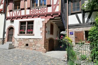 Blick in den Hof zwischen zwei Fachwerkgebäuden wo einst der Judenturm stand. | © Stadt Weinheim - Jasmin Wolf