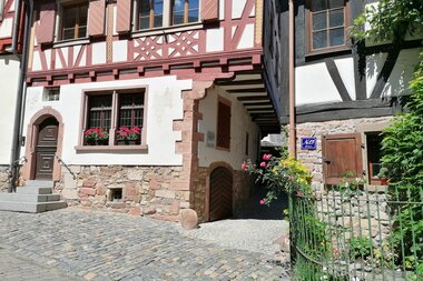 Blick in den Hof zwischen zwei Fachwerkgebäuden wo einst der Judenturm stand. | © Stadt Weinheim - Jasmin Wolf