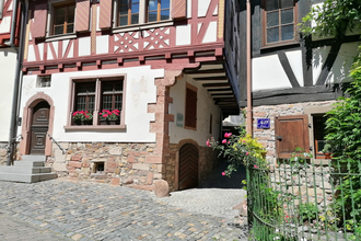 Blick in den Hof zwischen zwei Fachwerkgebäuden wo einst der Judenturm stand. | © Stadt Weinheim - Jasmin Wolf