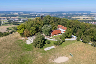 Luftaufnahme des Einkorns bei Schwäbisch Hall mit Gebäuden und Wald. | © Michael Kühneisen