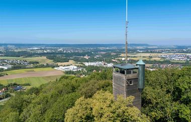 Aussichtsturm mit Antenne in einer grünen Landschaft mit Blick auf Schwäbisch Hall. | © Michael Kühneisen