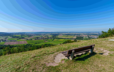 Aussicht von einem Hügel mit Bank auf Felder und Dörfer in Schwäbisch Hall. | © Michael Kühneisen